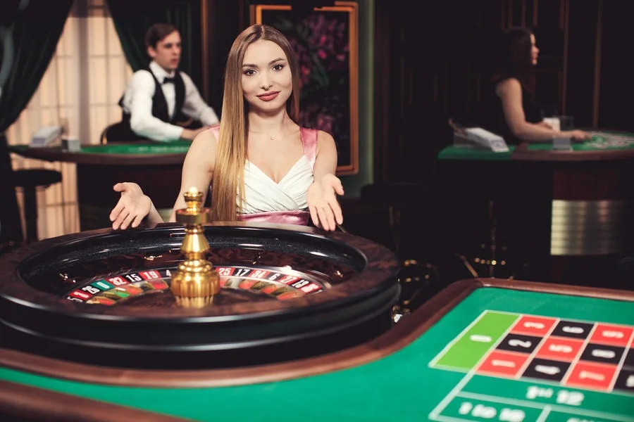 Dealer memandu permainan di meja kasino live